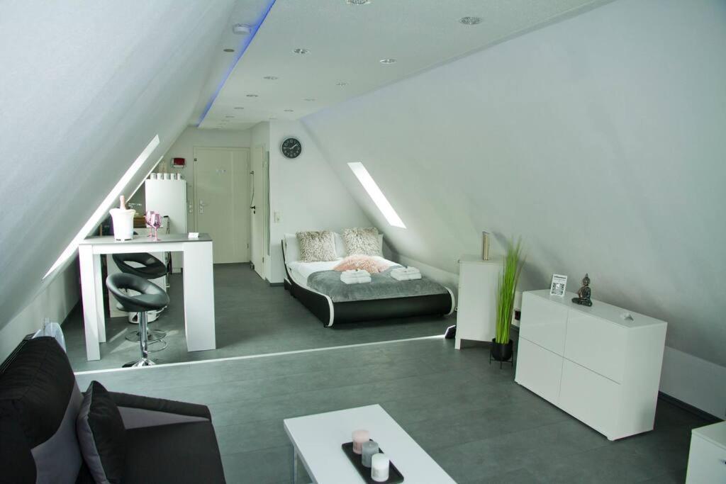 TRUTH Studio - Queensize Bett - Netflix - Küche Dortmund Buitenkant foto