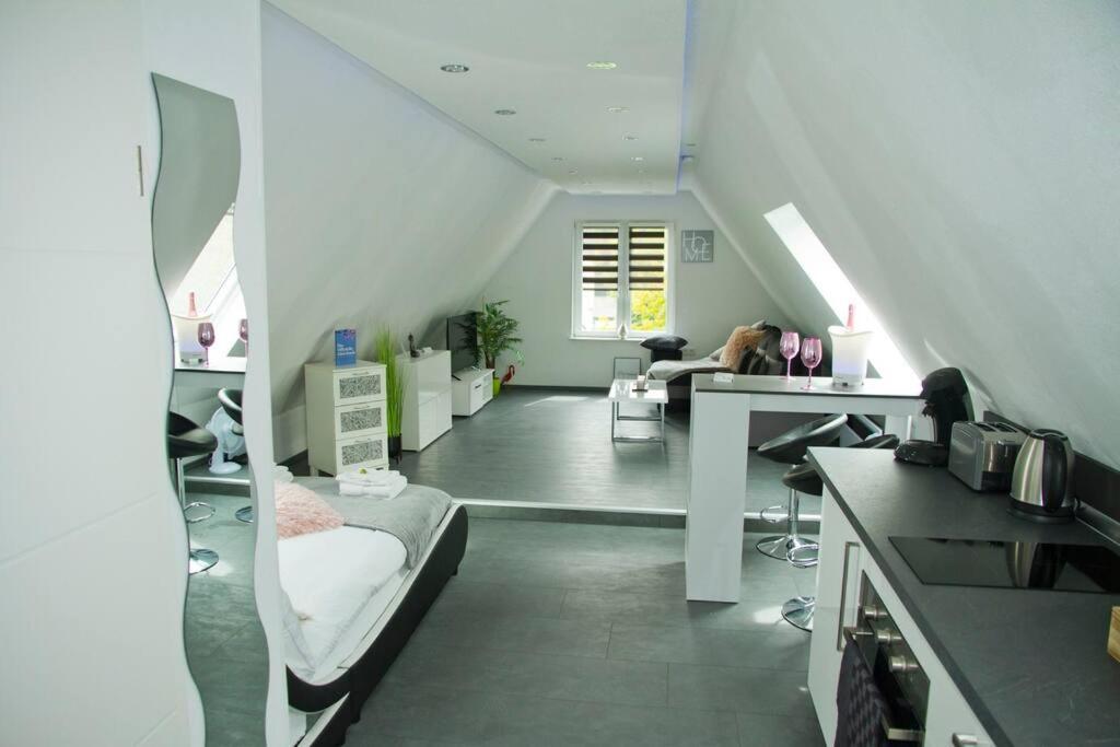 TRUTH Studio - Queensize Bett - Netflix - Küche Dortmund Buitenkant foto