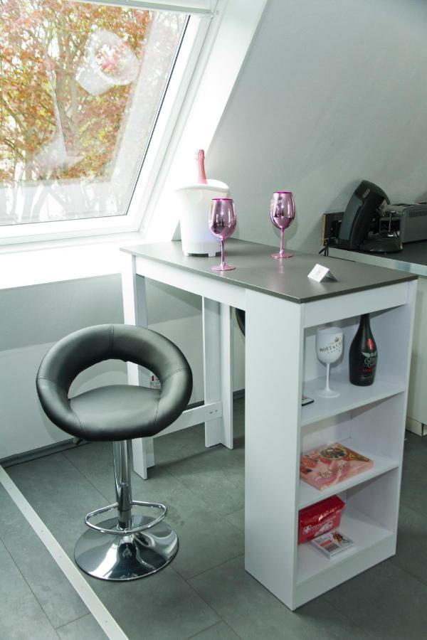 TRUTH Studio - Queensize Bett - Netflix - Küche Dortmund Buitenkant foto