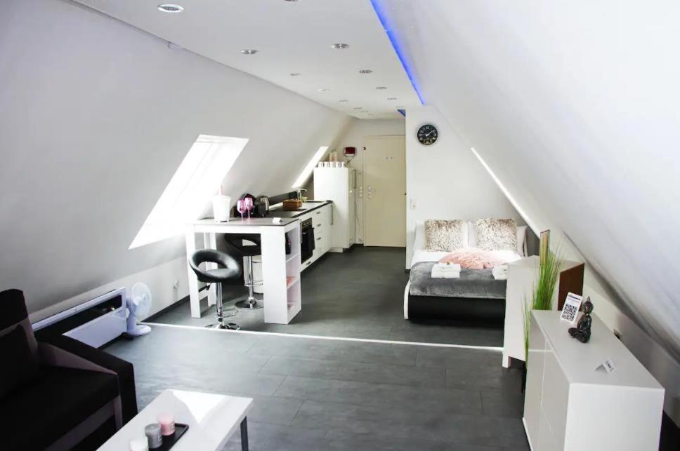 TRUTH Studio - Queensize Bett - Netflix - Küche Dortmund Buitenkant foto